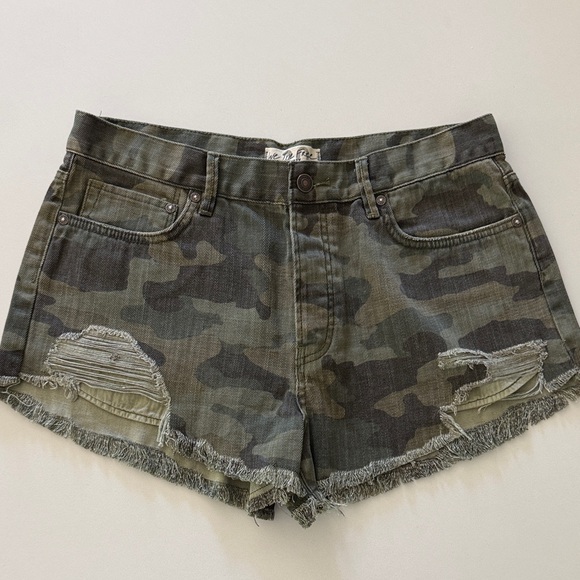We The Free Pants - We The Free Free People Camo Distressed Jean Shorts | Size 30